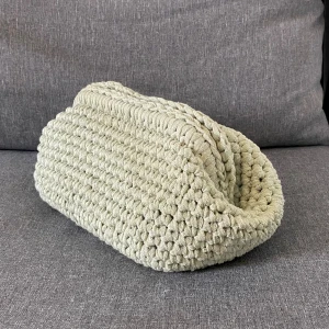 Grön clutch - Handvirkad clutch i återvunnet bomull, innermått ca 22x17cm med vitt tyg! Finns fler färger bland mina andra annonser. Använd gärna köp nu!