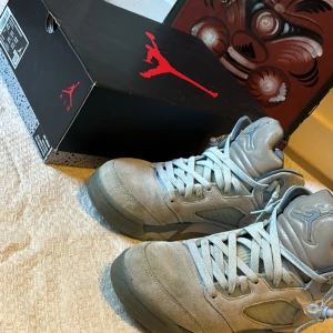 Jordan 5 bluebird  - Jag säljer mina Jordan 5’s bluebird eftersom jag har vuxit igenom de, skorna är i storlek 40 och är använda men i nyskick. Skornas material som är mocha är i perfekt skick och inte har några skador alls. När ni köper skorna får ni original skolådan.