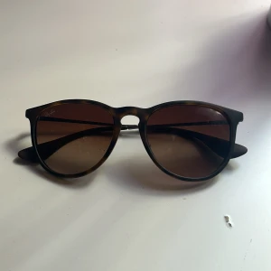 Rayban Erika - Rayban solglasögon Erika har ej fodralet ÄKTA pris kan diskuteras 