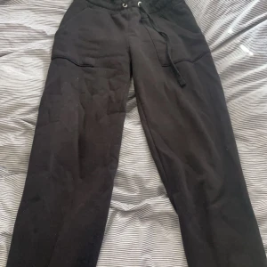 Mjukis byxor  - Svarta mjukis byxor ifrån lager 157 med fickor baktill, använd några gånger och är i väldigt bra skick🙌🏻
