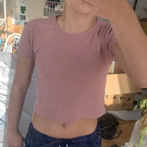 T-shirt  - Säljer två t-shirtar! 1=100kr 2=200kr! Säljer för dem börjar bli för små och aldrig kommer till använding! Dem e använda ett par gånger men är i bra skick! (En i rosa/lila och en i beige)