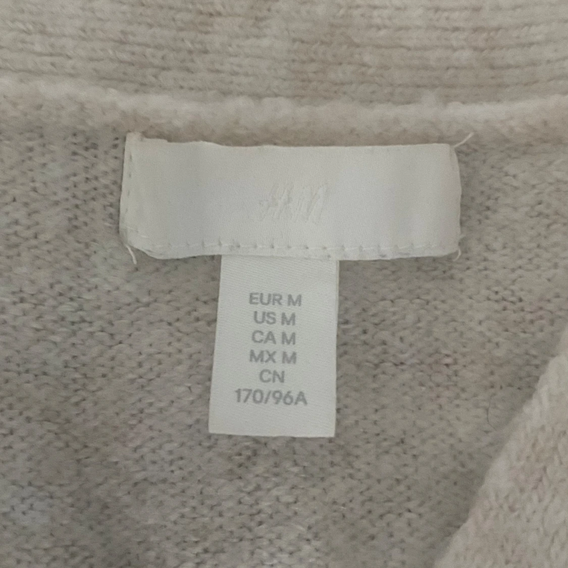 Stickad kofta med pärlor - 92