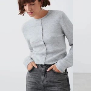 gina kofta  - super fin gina kofta, säljer då den inte passar. köpt på plick🥰väldigt liten i storleken passar xs