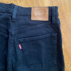 Super snygga Levi’s jeans - Ett par super snygga Levis jeans i jättebra skick. De är raka och storlek W25 L29. Säljer då de ej kommer till användning längre. Priset går att diskutera ❣️
