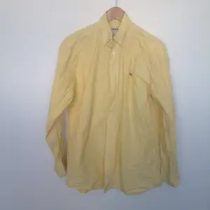 Randig skjorta (gul&vit) button down.