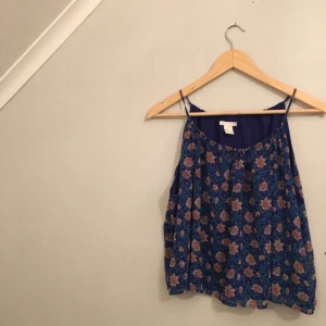  - Blommigt linne från HM, behagligt lätt typ och superfin! Använd 3 gånger och i bra skick. 
Köparen står för frakten 🌸