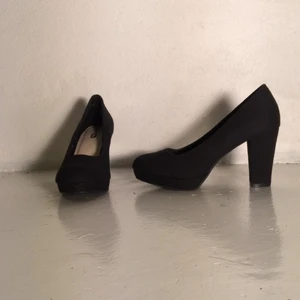  - ⭐Oanvända svarta pumps med liten platå
Strl 40
Tar swish, kan mötas i Stockholms innerstad.
Köparen står för frakten.