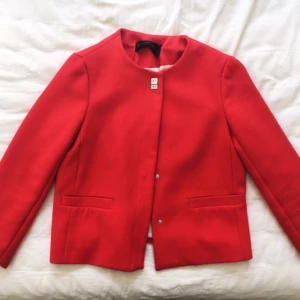  - Kort vår-/sommar jacka med knäppning hela vägen. Köpt på Zara våren 2015. Gott skick, inga slitningar. Färgen är klarröd, precis som på bilden.
