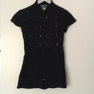  - Topp från Phaze, går ner över halva rumpan.