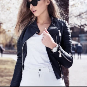  - Den populära biker jacket från chiquelle, säljes pga fel storlek. Använd 1 gång vid provning. Så den är orörd och felfri.  Köparen står för frakten 90kr. Betalning sker via swish! ( Totalbeloppet = 490)