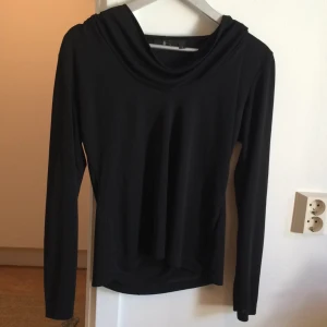  - Oanvänd tröja med lite hög krage.