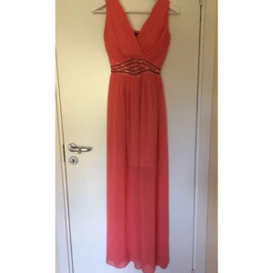  - Maxi klänning beställd från asos.com använd en gång på ett bröllop, i fint skick! 💃🏻👆🏽👌🏽