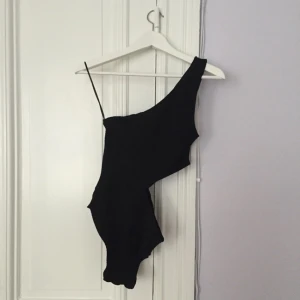  - SÄNKT PRIS! 


Sjukt snygg body från H&M i år. Helt oanvänd, endast handtvättad en gång. 
Vid snabb affär kan jag sänka priset!
