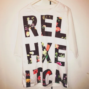  - Oversize t-shirt. Halvt genomskinlig på baksidan.
Frakt 50kr.
Swish eller mötas upp i Strängnäs.