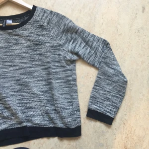  - Super snygg svart och vit tröja. Använt men i bra skick🌟