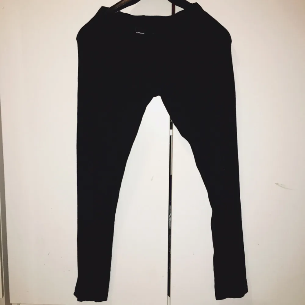 Svarta leggings leggings från vero moda. Bra skick.
Frakt 50kr.
Swish eller mötas upp i Strängnäs.. Jeans & Byxor.
