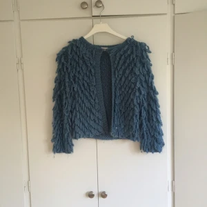  - Ullkofta i en ljus klarblå färg. Superfin. Knappt använd. Inköpt på Tara i Göteborg. 