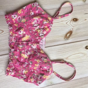  - En söt topp som inte är använd mycket. Har ingen aning om vart den kommer ifrån då den är begagnad och lappen är bortklippt. Gissar på att det är storlek S. Möter upp i Stockholm eller skickar på post mot ev frakt :))