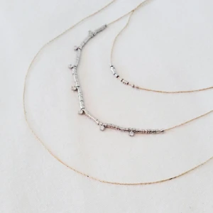  - Halsband med väldigt tunna kedjor, tyvärr kommer aldrig till användning - helt nytt. Den är ganska lång (se bild 2)
Fri frakt !
