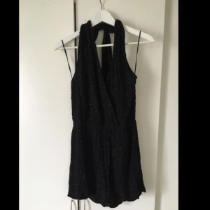  - SNYGG shortsdress från bikboks limited editionkollektion med pärlor fastsydda fint mönster! Nypris 800kr, använd 1 gång på jobbmiddag. Öppen rygg! 