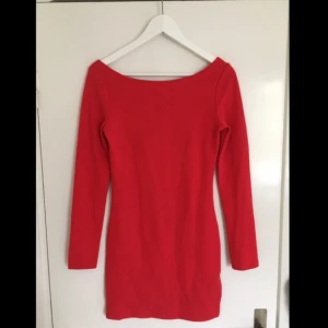  - Fin tight klänning, använd 2 gånger! Finns i Uppsala (och eventuellt Stockholm), kan mötas upp, men om via posten betalar köparen frakt 
