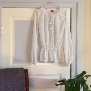  - ▫️Superfin prickig blus, fantastisk på!▫️

• Storlek: 36
• Märke: Lindex
• Material: 100% Polyester 
• Skick: Knappt använd, fint skick!
• Övrigt: Inga skavanker, extra knapp finnes
• Frakt: 26kr