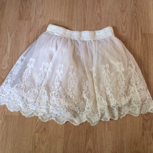  - 🐚Gräddvit sagolik spetskjol🐚

• Storlek: Small
• Märke: Forever21
• Material: Lapp saknas, tyll & polyester?
• Skick: Använd en gång, superfint skick!
• Övrigt: Inga skavanker alls
• Frakt: 35kr