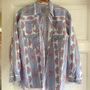  - Skjorta i ganska tjockt, jeansliknande tyg. Väldigt fint skick. Jag har storlek 38 och på mig är det rätt stor