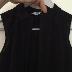  - Fin topp med knappar och krage, spets över axlarna. Från barnavdelningen men passar en S bra.