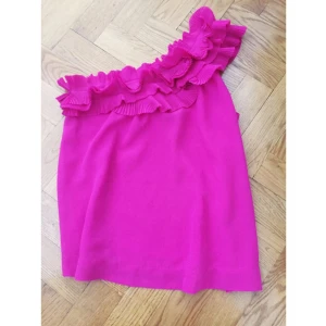  - Rosa topp med fin detalj. Fodrad. Lyxig! 