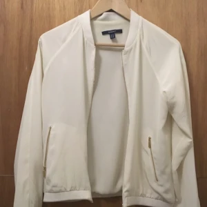  - Gant bomber i vitt med gulddetaljer. Använd 5ggr. 100% silke. Nypris 1999kr.