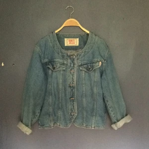  - Finfin jeans jacka! Finns ingen storlek i den men gissar att den är S/M
