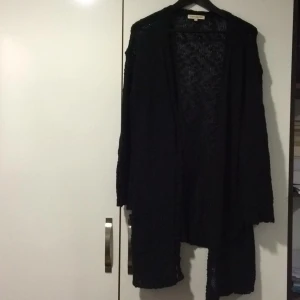  - ⭐️ Oversizead Cardigan från Carin Wester
Strl S (men kan passa en L)
Tar swish, kan mötas i Stockholms innerstad.
Köparen står för frakten.