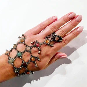  - Coolt handsmycke med stenar i olika färger