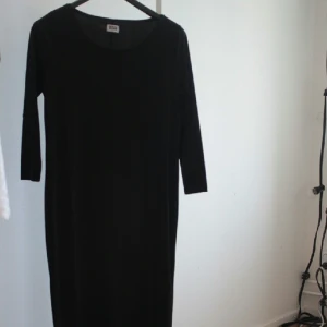  - svart långklänning från weekday, oanvänd i "silktigt" material med trekvartsärmar och en "slitz" som jag hoppas går att se på sista bilden. :) 