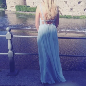  - Ljusblå balklänning med pärlor och öppen rygg.   storlek 36  är 173cm lång och har låga klackar!  skriv gärna om ni har några frågor! 