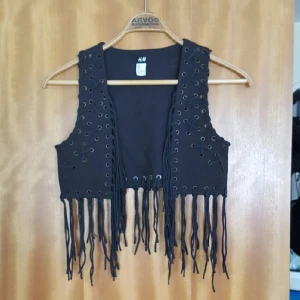  - Väst från H&M. stl S. mörkgrå med fransar.