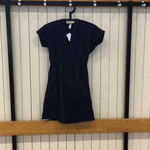  - Helt ny med prislapp kvar. Mörkblå klänning från american Apparel