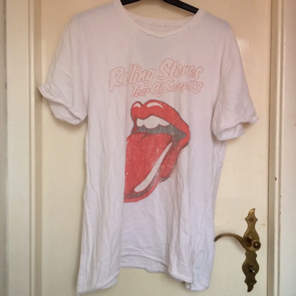 Mjuk och skön Rolling Stones-tröja. Knappt använd. Storlek XL, personligen har jag använt den som oversized t-shirt. 

Pris diskuterbart, kan mötas runt Malmö eller skicka på posten. . T-shirts.