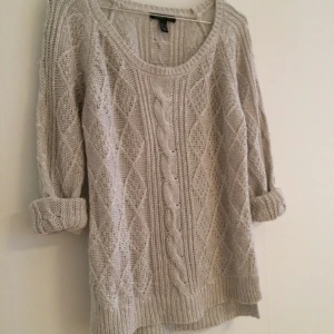  - Somrig kabelstickad tröja fr Mango

Skickas mot att köparen betalar frakt eller avhämtas i centrala Göteborg.

Obs! Köp två eller fler plagg och få det billigaste till halva priset!