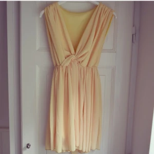  - En supersöt sommarklänning! Klänningen har två lager tyg så den är inte alls genomskinlig. Riktigt snygg på!