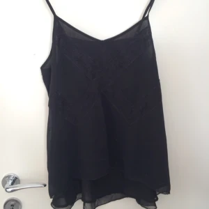  - Linne i tunt material med spetsdetaljer från Ralph Lauren denim and supply, använd ett par gånger