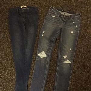  - Hollister jeans 1par med slitningar och hål, supersmal i modellen St: 24 
1par i supersmal modell i mjukis tyg
Båda paren är nya
Hollister med hål pris:150kr
Hollister i mjukis tyg pris: 100kr