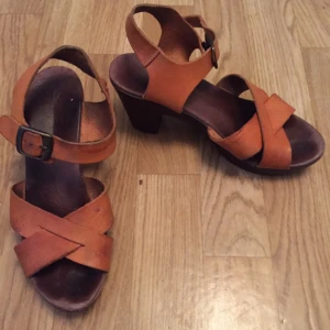  - Skinnsandaler använt skick. Dock helt ok och jättesköna att gå i 😊