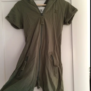  - Kortärmad och kortbyxad onepiece! Liten i strl mer som en 34.