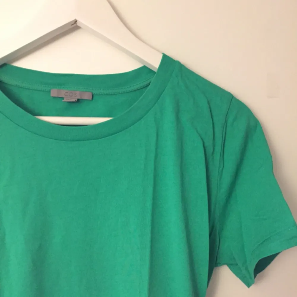Grön T-shirt från COS storlek M. Som ny!. T-shirts.