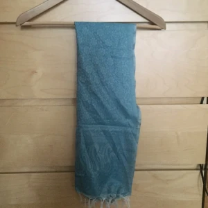  - Sjal, ljusblå med mönster på 