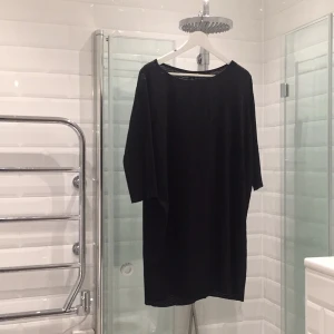  - Superfin klänning från Monki med fint diskret mönster i tyget som är tunnare men inte genomskinligt. 
Använd ungefär 2 gånger. Storleken är XS men lite oversized så funkar precis lika bra till en S/M. Finns att hämta vid Mariatorget! 