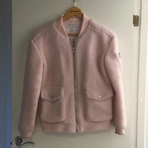  - Babyrosa drömjacka! Fluffig med muddar. Säljes pga för stor