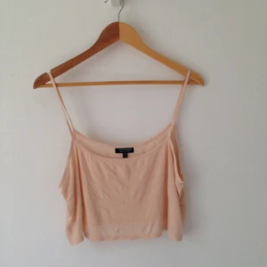  - Liten croptop i blekrosa. Använd ett fåtal gånger. Från Topshop.